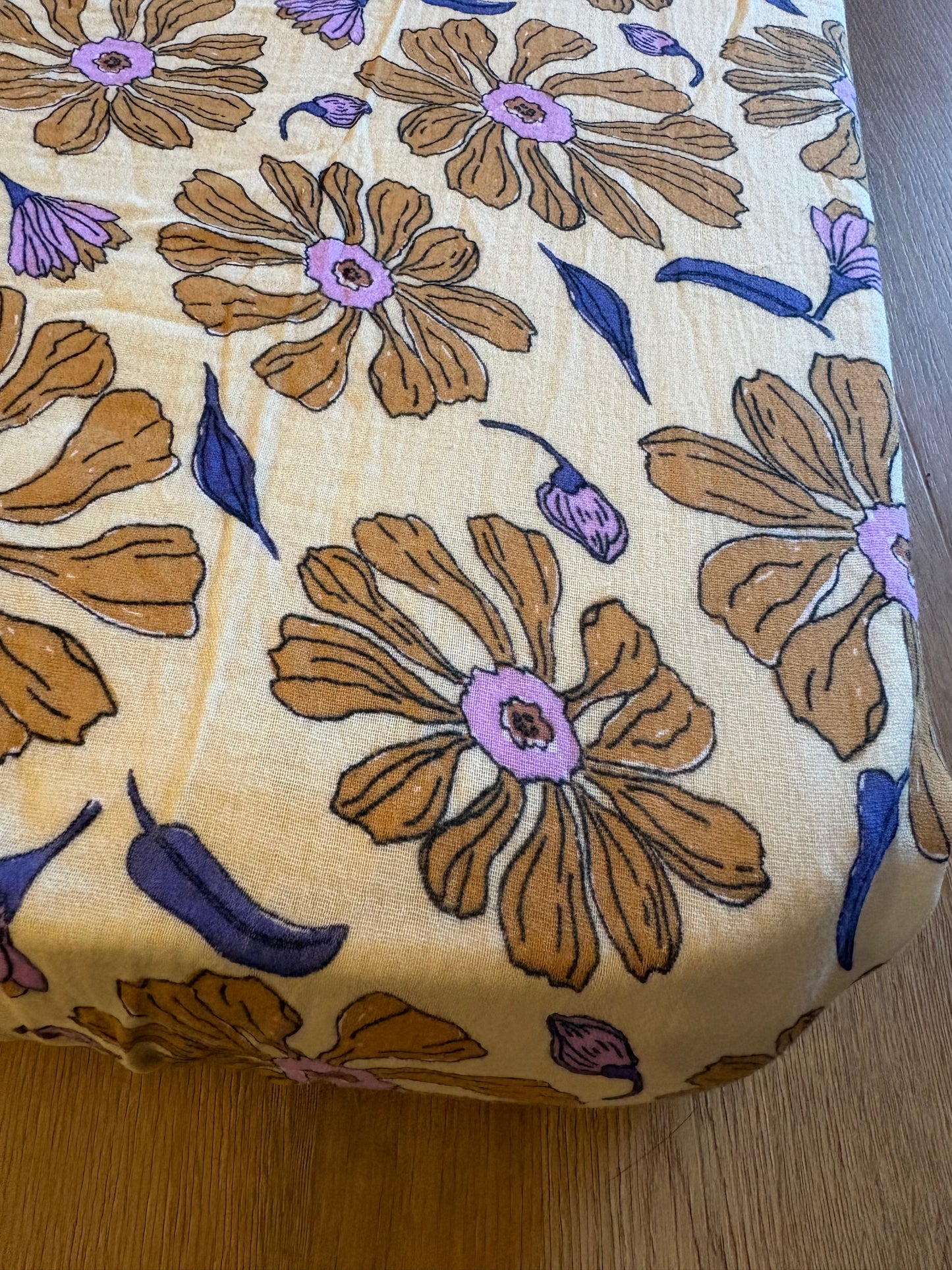 Hoeslaken ledikant 60x120 - hydrofiel - bloemen botergeel/lila