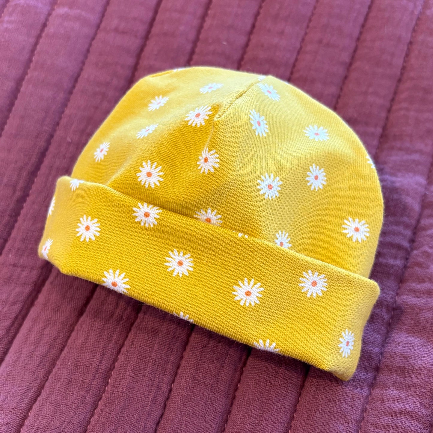 Newborn mutsje - Bloemen - Geel