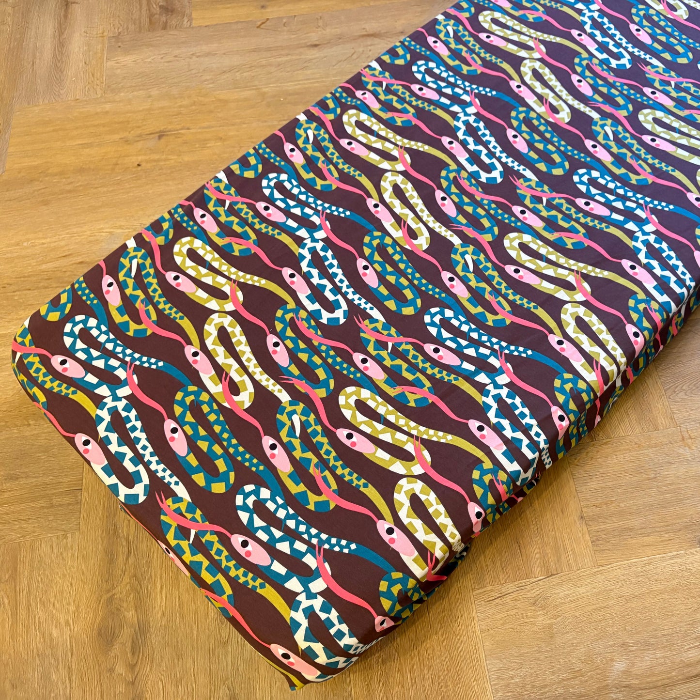 Hoeslaken ledikant 60x120 - jersey - slangen bruin/teal