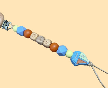 Speenkoord met naam - Cas - babyblauw/pastelgeel