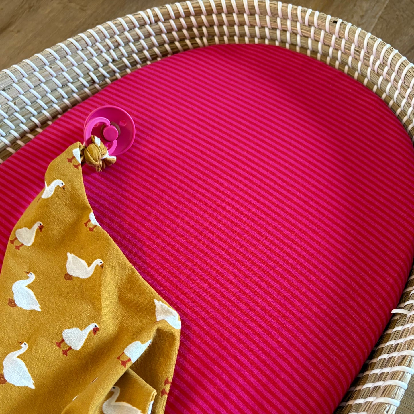 Hoeslaken verschoonmand/kinderwagen - strepen - rood/fuchsia