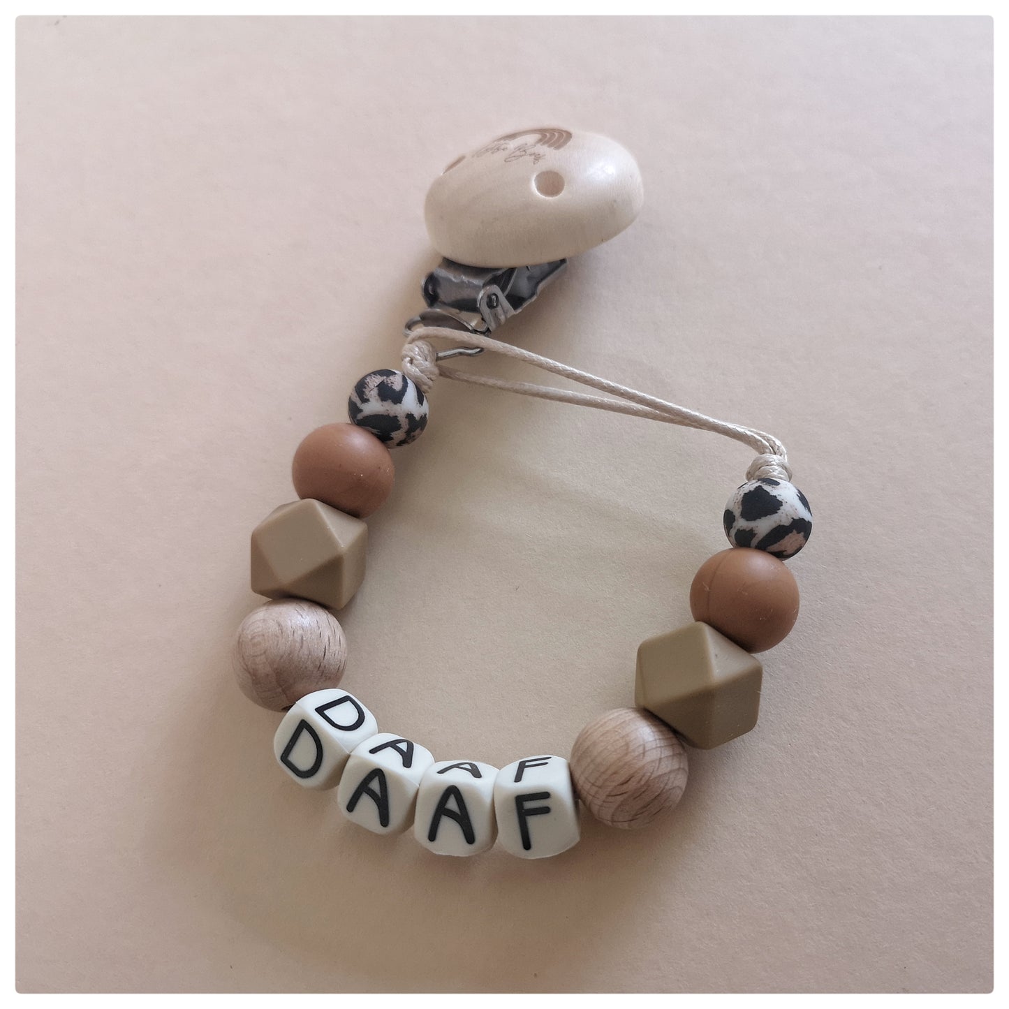 Speenkoord met naam - Daaf - camel / panter